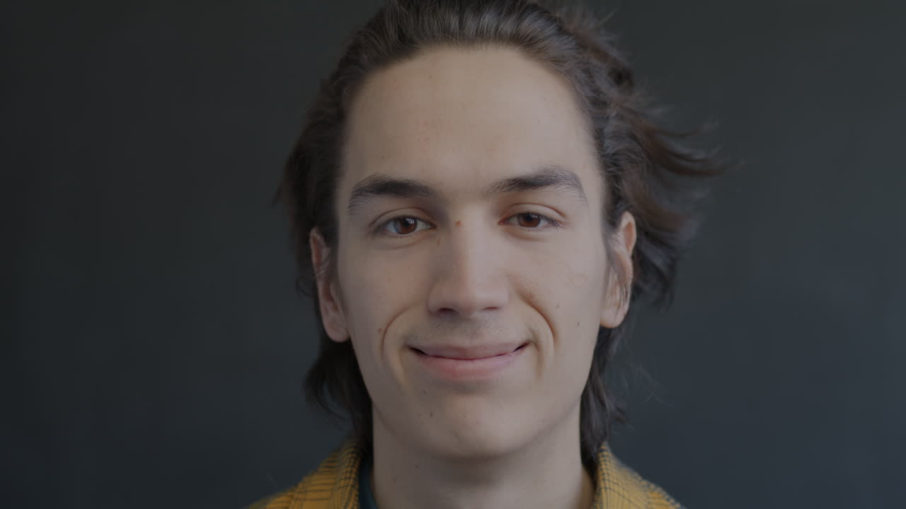 retrato de un joven sonriente