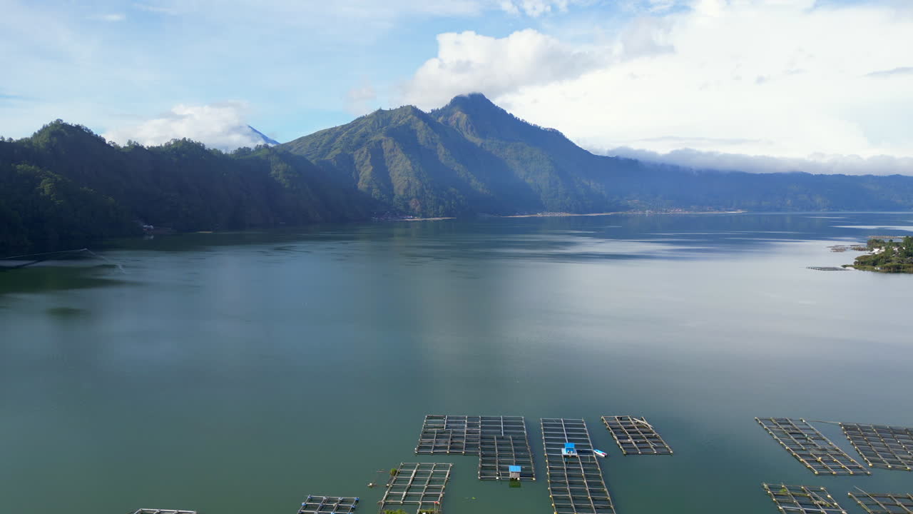 Kintamani ve Batur Gölü Bali Volkanik Bölgesi Endonezya Drone ile Yukarı Kaydırma Manzarası 4K 30FPS