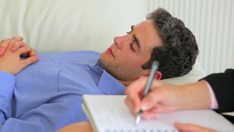 terapeuta escuchando los problemas del hombre