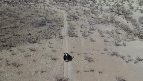 coche todoterreno conduciendo por un camino de tierra en el parque nacional etosha de namibia, áfrica