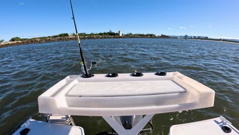 caña de pesca en un barco en la costa dorada