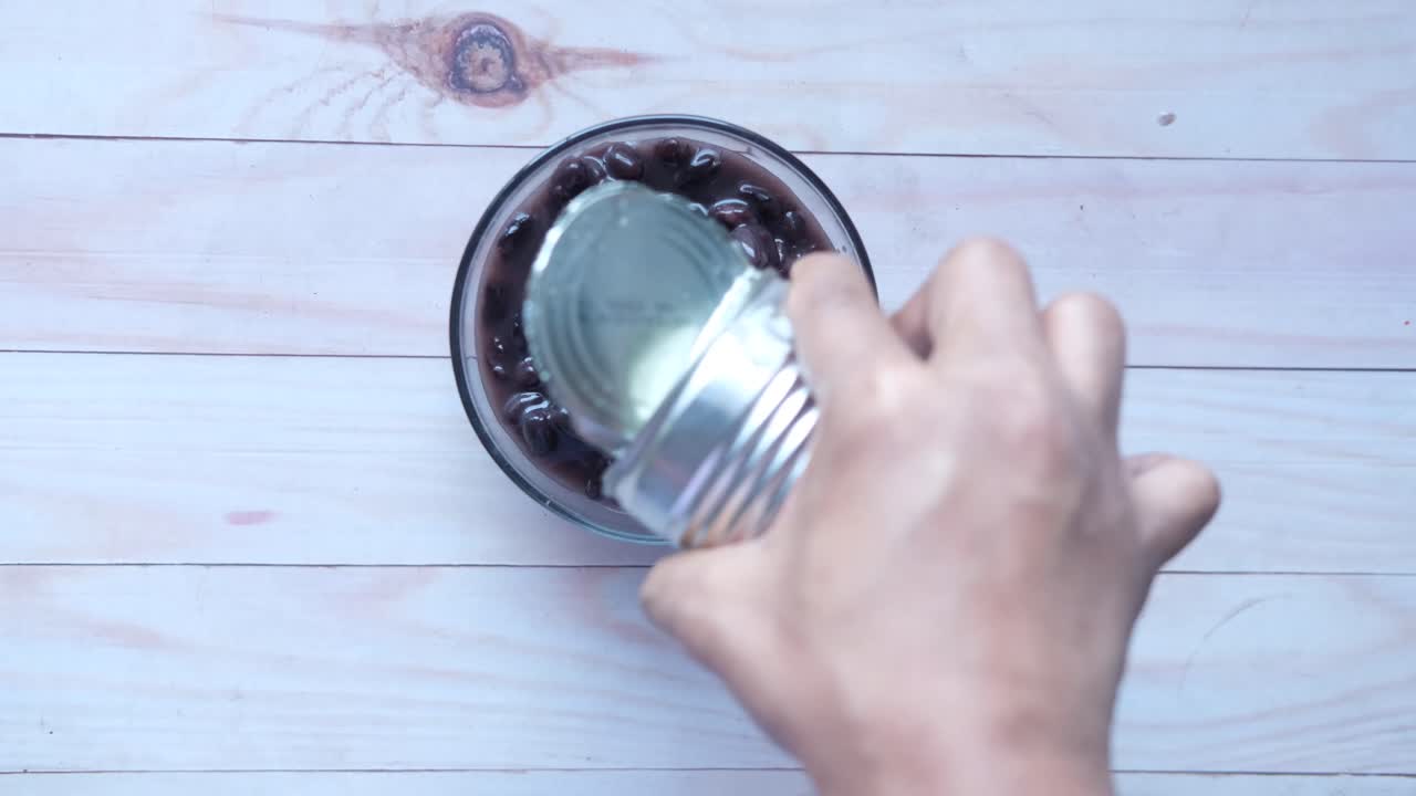 통조림 된 검은 콩 을 그 에 부어 넣는 것