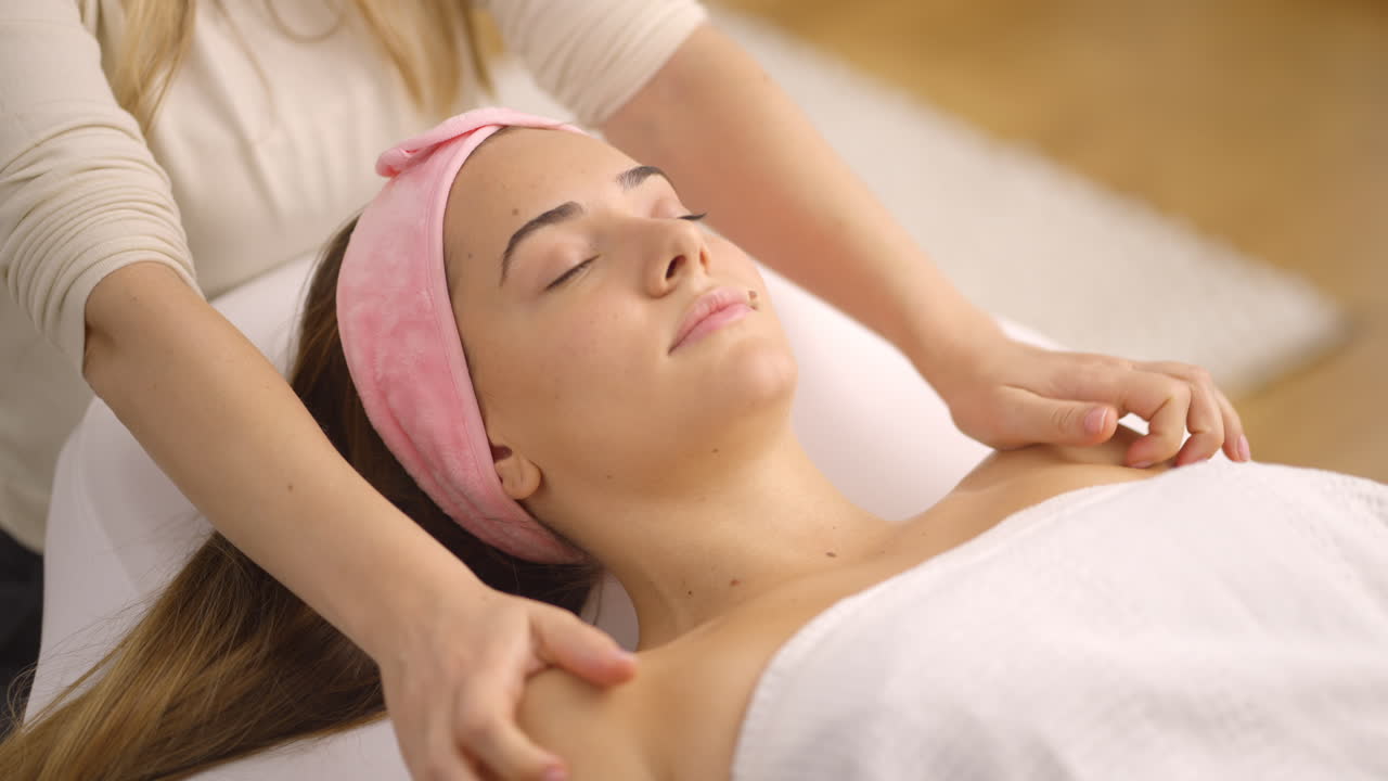 mujer recibiendo un masaje de spa