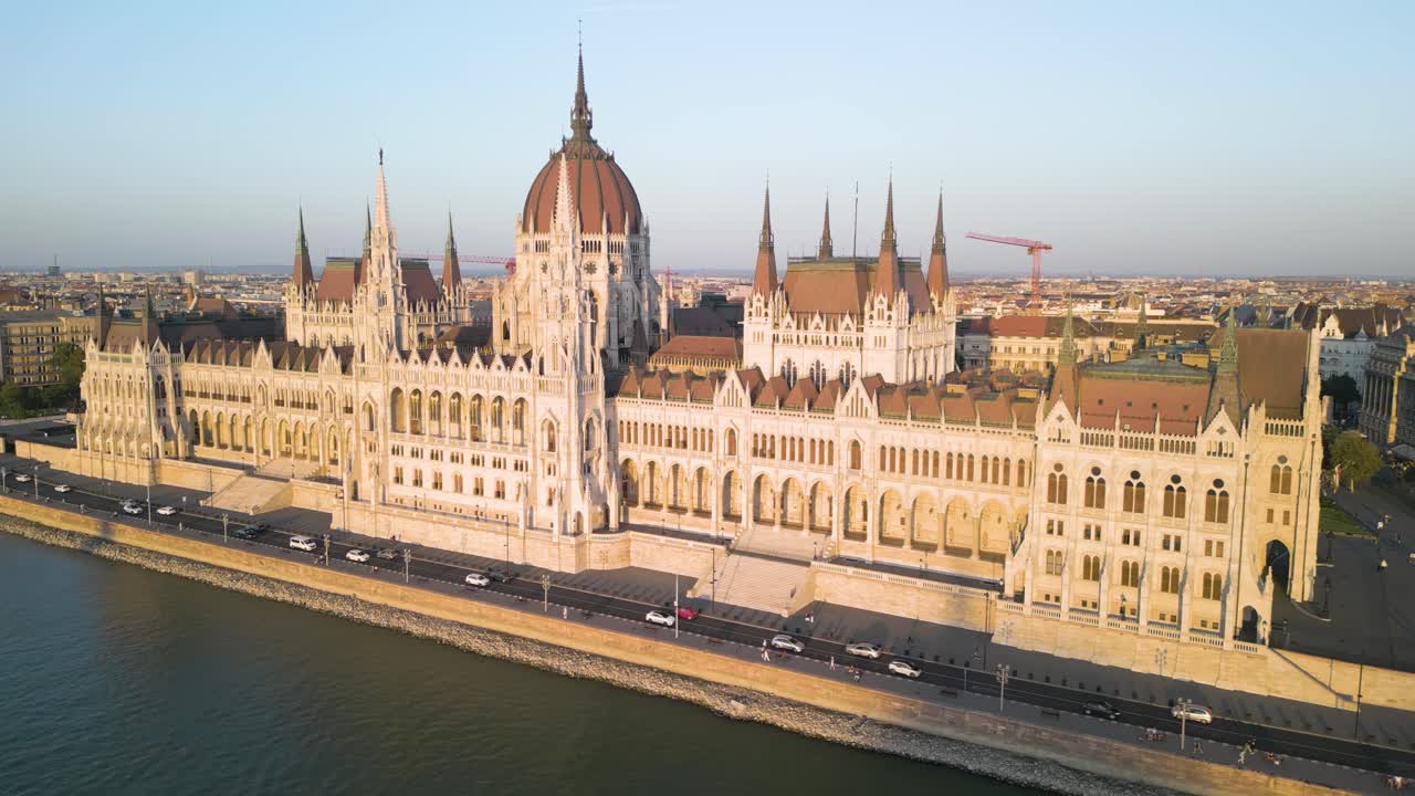 el famoso edificio del parlamento en budapest, hungría