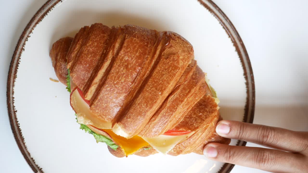 크루아상 샌드위치