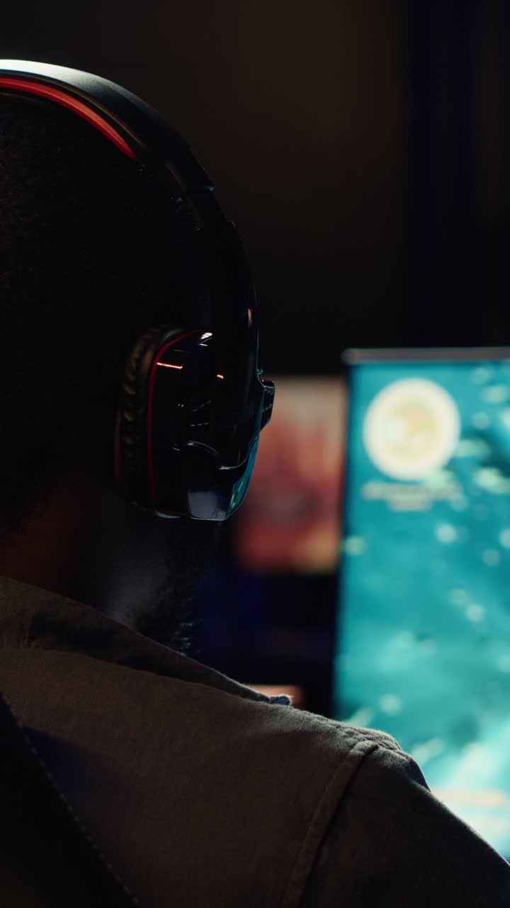 Videogiocatore con video verticale che usa le cuffie per parlare con i compagni mentre gioca a un gioco SF, primo piano