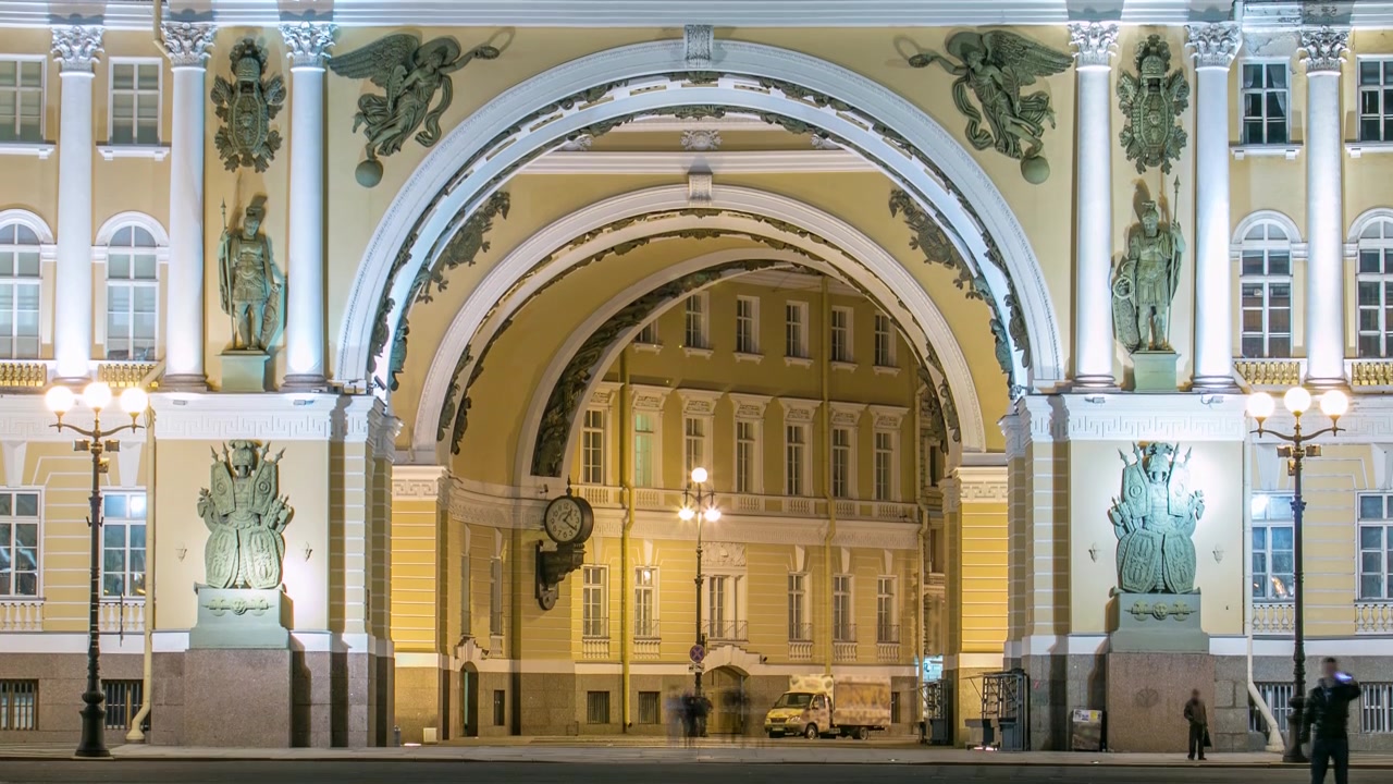 Arco del Edificio del Estado Mayor en la Plaza del Palacio timelapse nocturno en San Petersburgo. Vista de cerca.