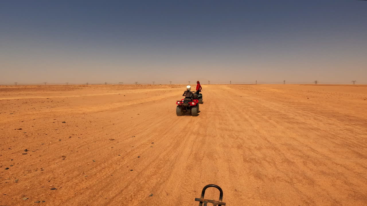 vista en primera persona de un safari en quads a toda velocidad fuera de la carretera en el desierto, en hurghada, egipto