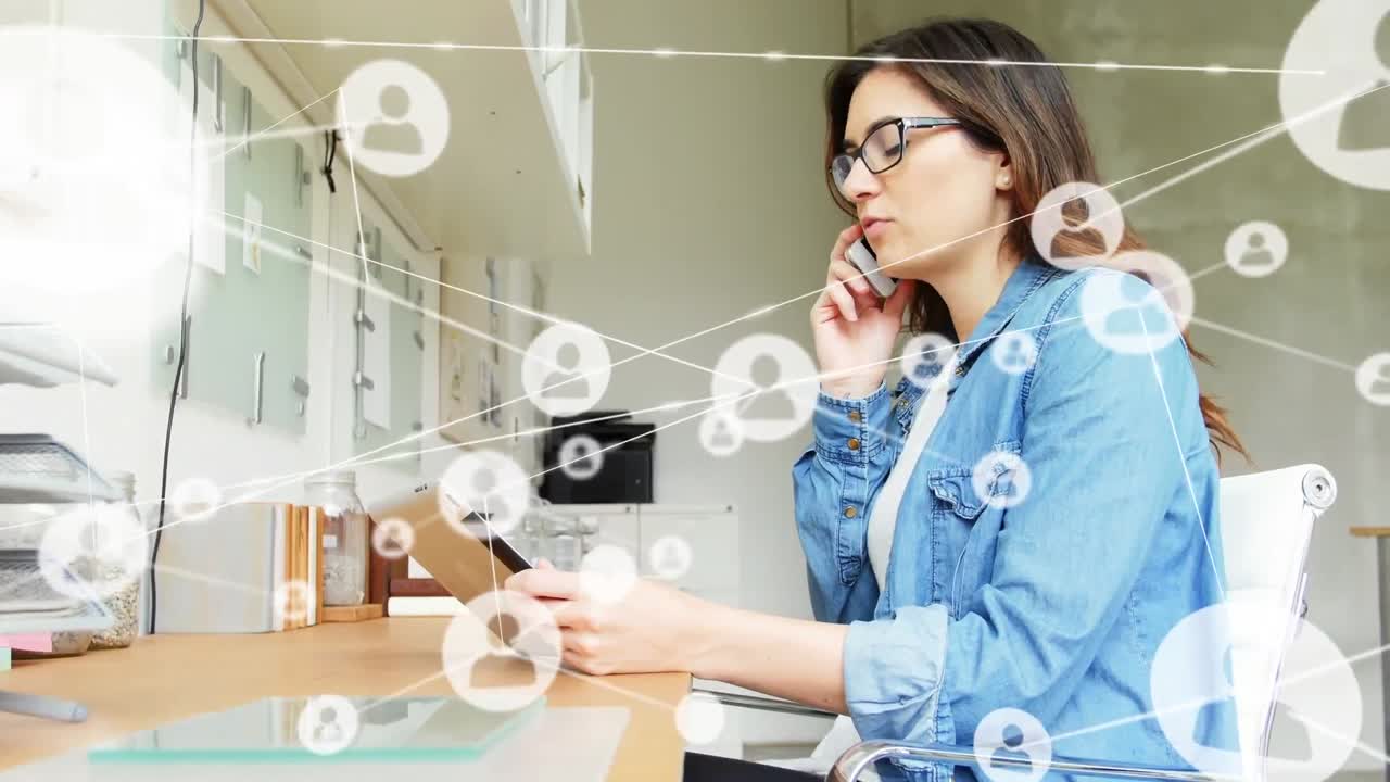 animación de una red de iconos de perfil sobre una mujer caucásica con una tableta digital hablando en un teléfono inteligente