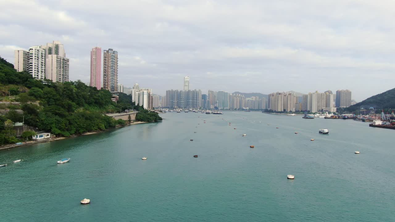 bahía de hong kong y horizonte en un hermoso día, vista aérea