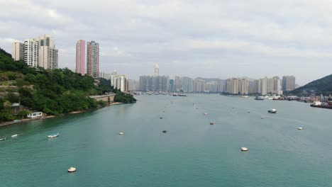 香港灣和天際線 在一個美麗的日子,空中景色