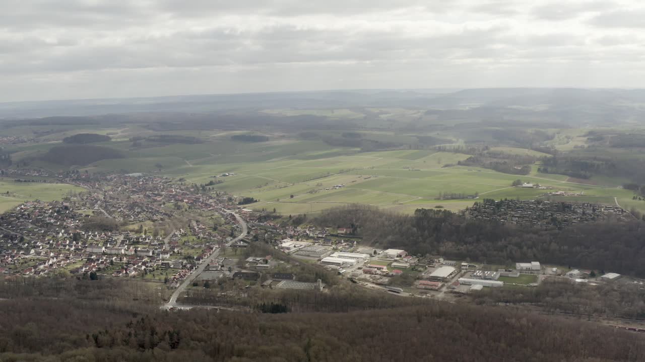 caminatas a lo largo de hermosos lagos en el parque nacional de harz en alemania, europa