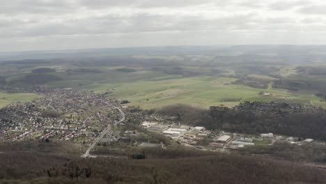 Caminatas-A-Lo-Largo-De-Hermosos-Lagos-En-El-Parque-Nacional-De-Harz-En-Alemania,-Europa