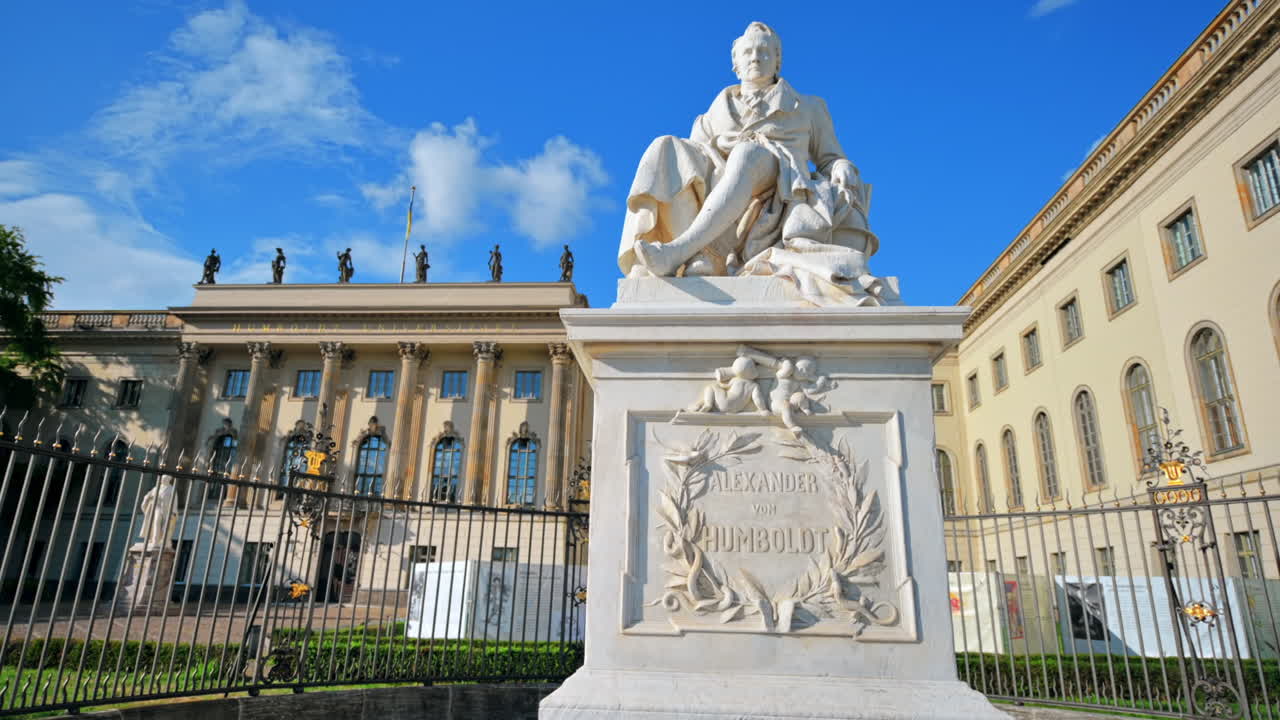 Uitzicht op de Humboldt Universiteit in het centrum van Berlijn, Duitsland. Standbeeld van Alexander von Humboldt op de voorgrond