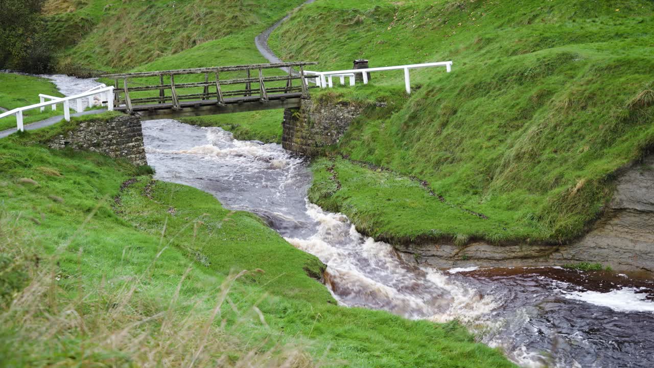 hutton beck en una avalancha después de días de lluvia, hutton-le-hole un bonito pueblo en el norte de yorkshire