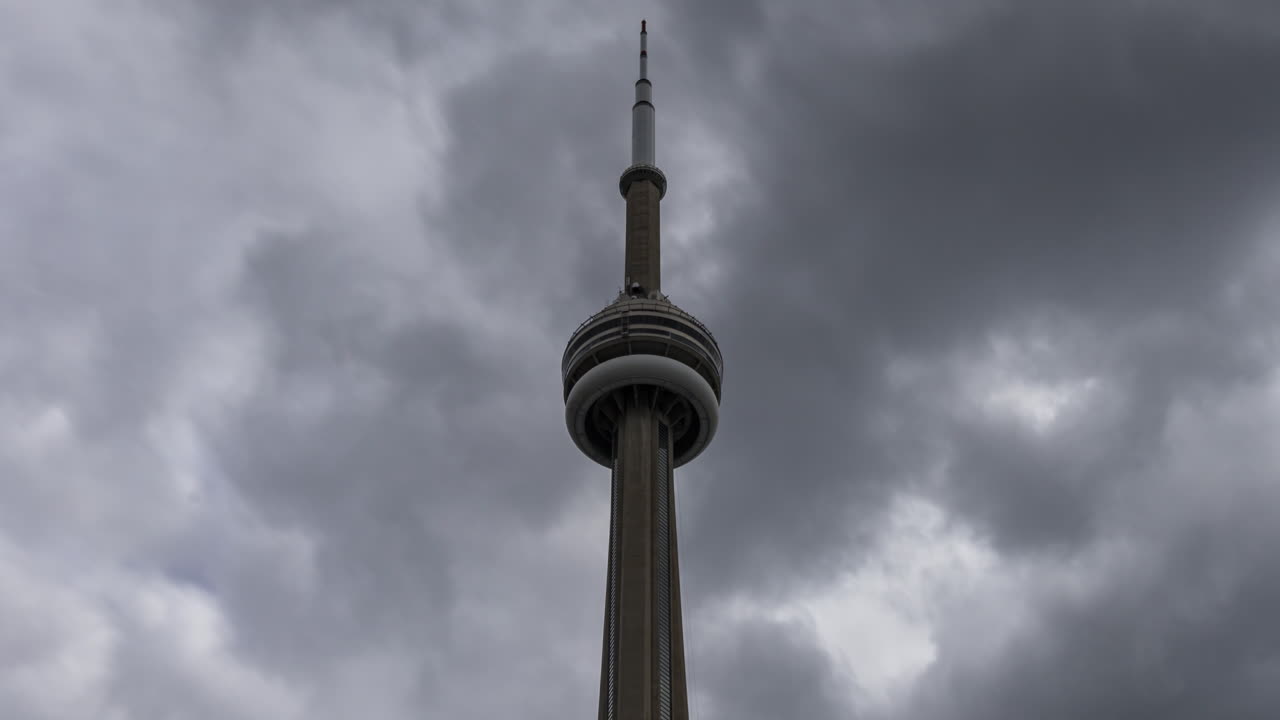 Timelapse del cielo coperto dietro l'iconica CN Tower a Toronto