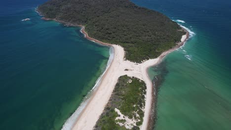 Lugar-Aborigen-De-Punto-Oscuro-En-El-Parque-Nacional-De-Myall-Lakes,-Mungo-Brush,-Nueva-Gales-Del-Sur,-Australia---Toma-Aérea