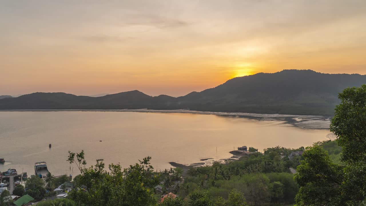 기온이 상승하는 열대 섬 만 위의 놀라운 일출 타임  ⁇ 스