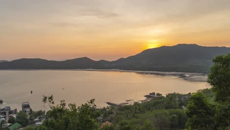 impresionante amanecer timelapse sobre la bahía de la isla tropical con la marea creciente