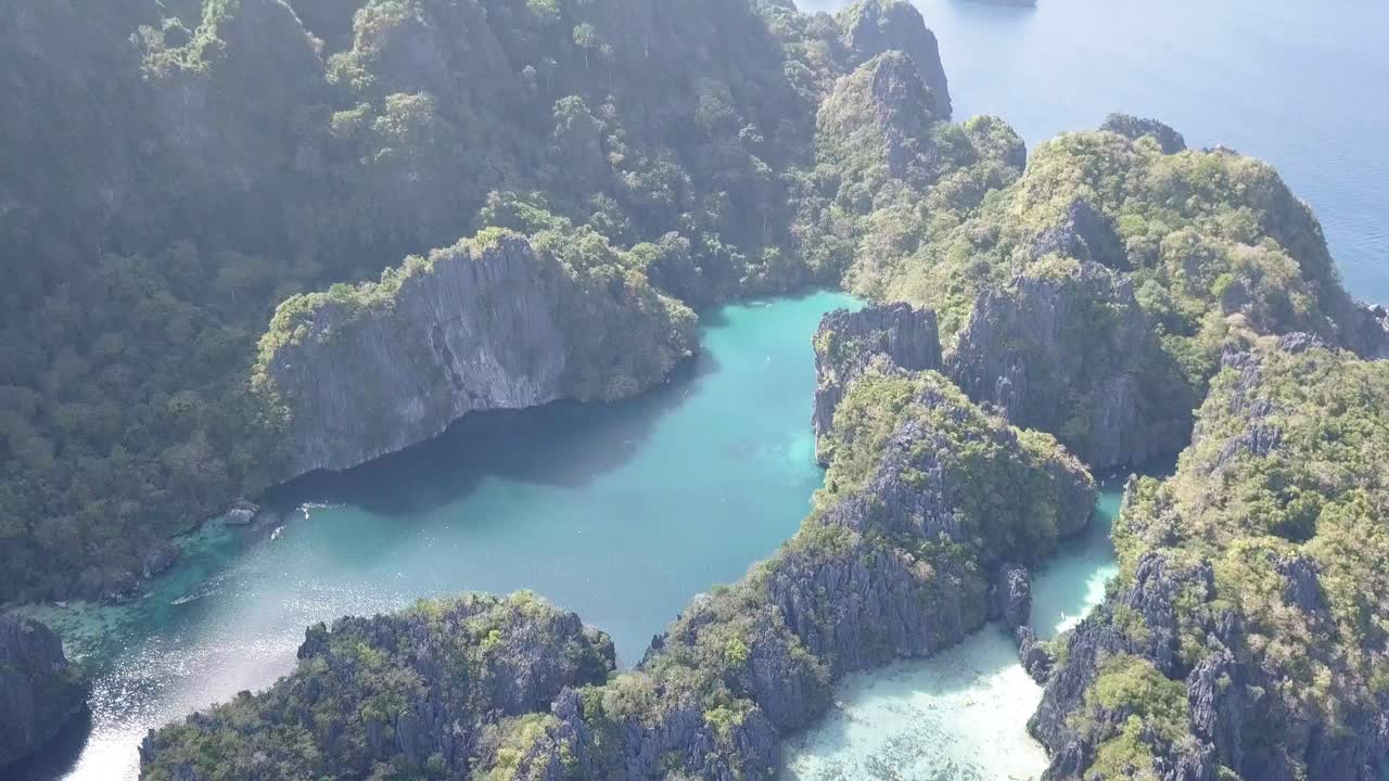 Vista aérea con dron 4K de la Laguna Pequeña y Grande con formaciones rocosas de piedra caliza en Palawan, Filipinas
