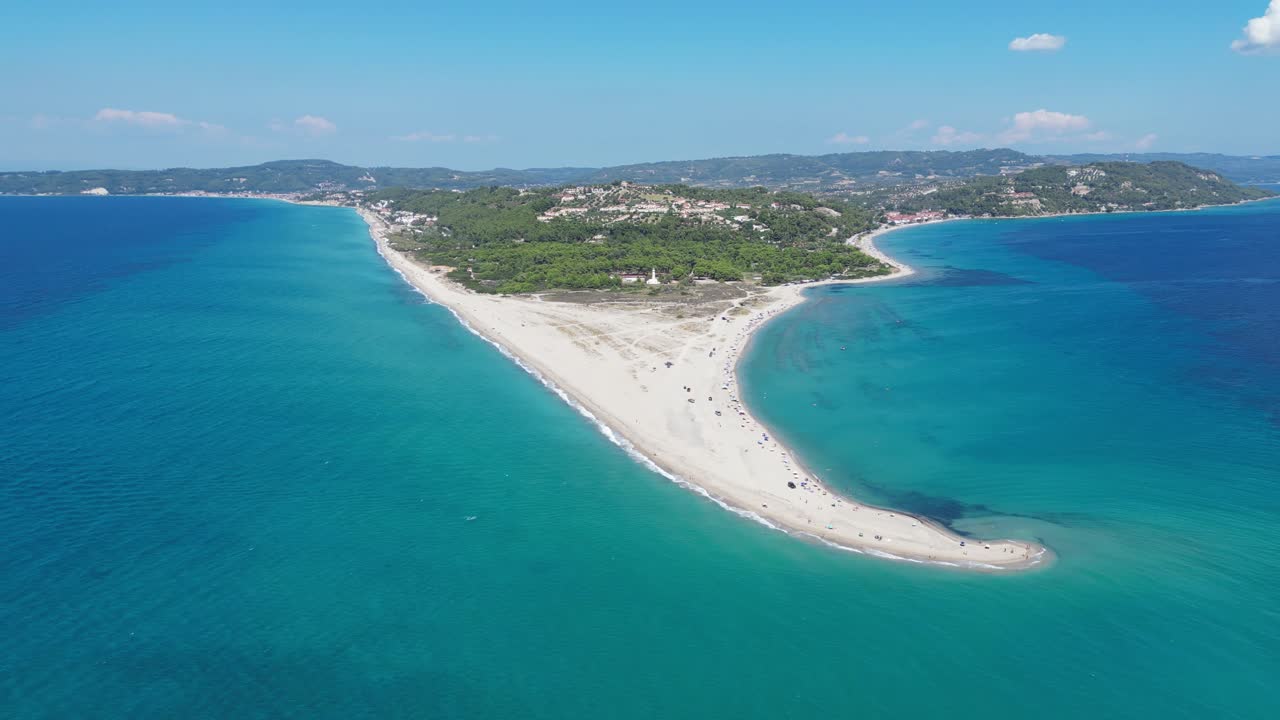 playa de possidi en kassandra, halkidiki, grecia - vista aérea de una larga playa de arena