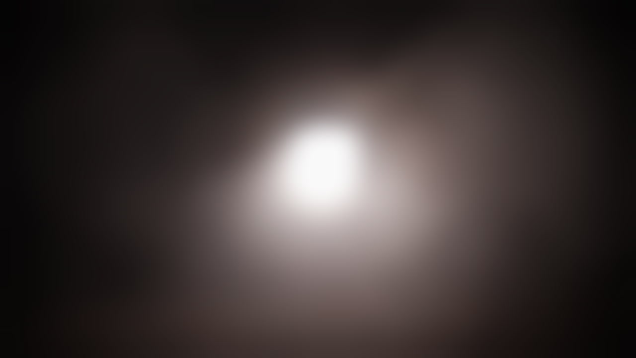 extraño, brillante, alienígena, luz de orbe ovni, luz de fantasma o luna con humo y niebla para halloween o ciencia ficción, fondo de ciencia ficción