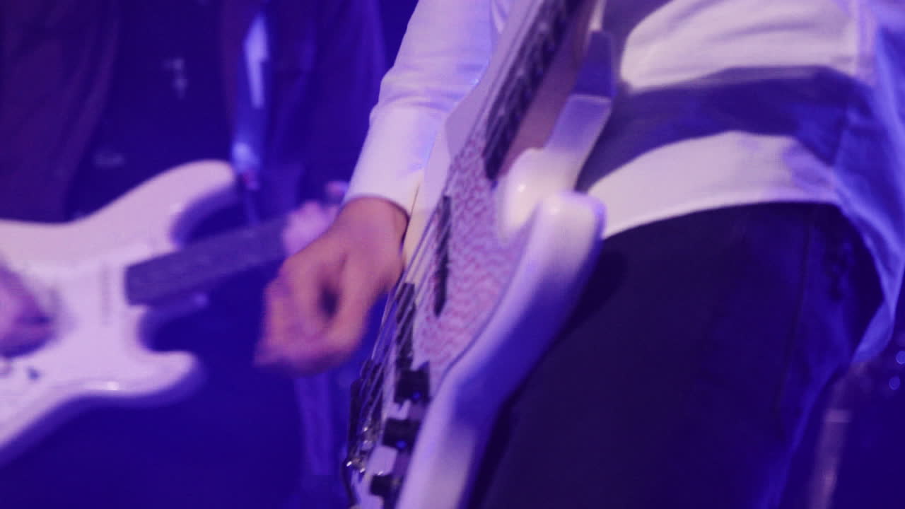 Uomo che suona la chitarra da vicino