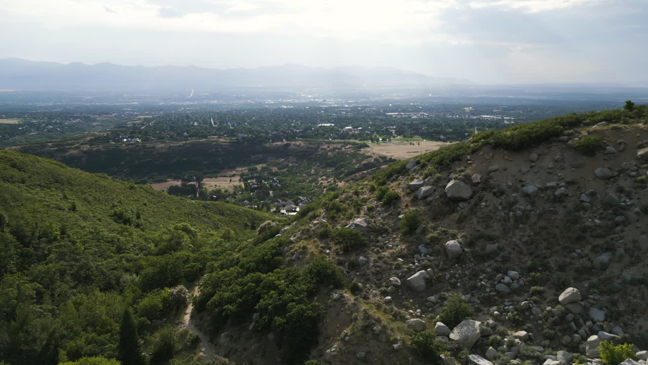 montañas inclinadas en el sendero de bell canyon en little cottonwood road, sandy utah, estados unidos