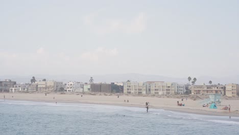 La-Gente-Camina-En-La-Playa-De-Venice-De-Los-Angeles,-Estados-Unidos