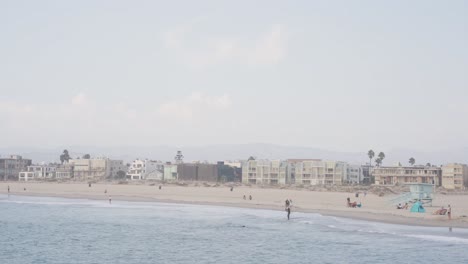 la gente camina en la playa de venice de los angeles, estados unidos