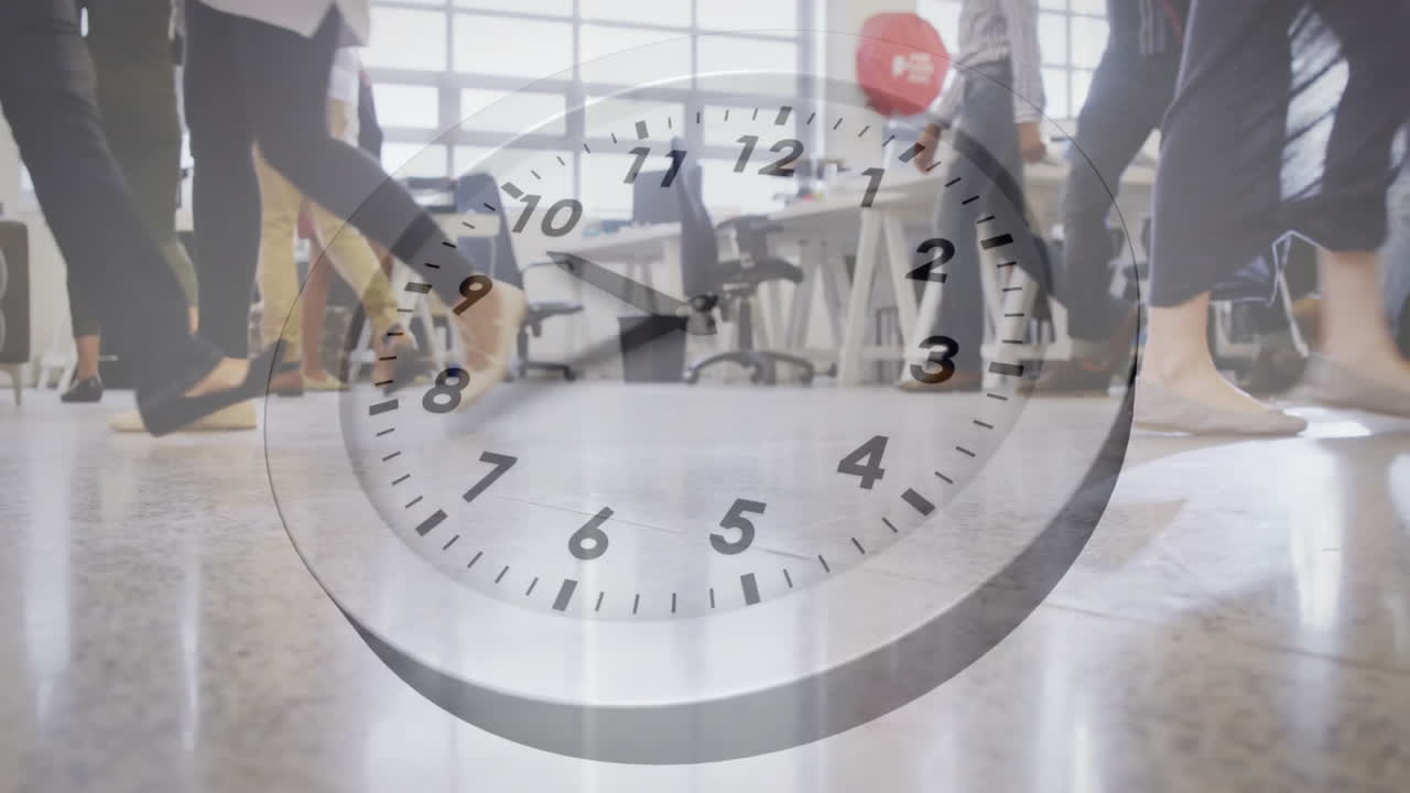 animación de reloj en movimiento sobre personas de negocios caminando en la oficina