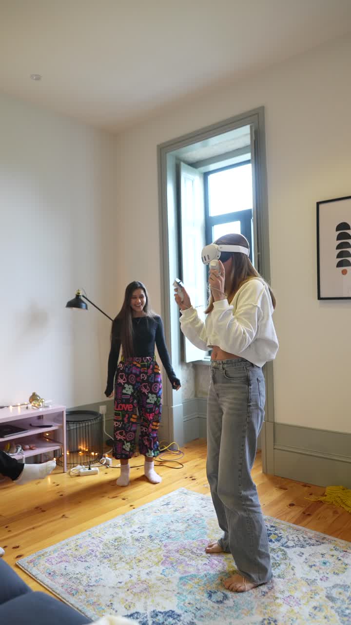dos chicas jugando juegos de vr en casa