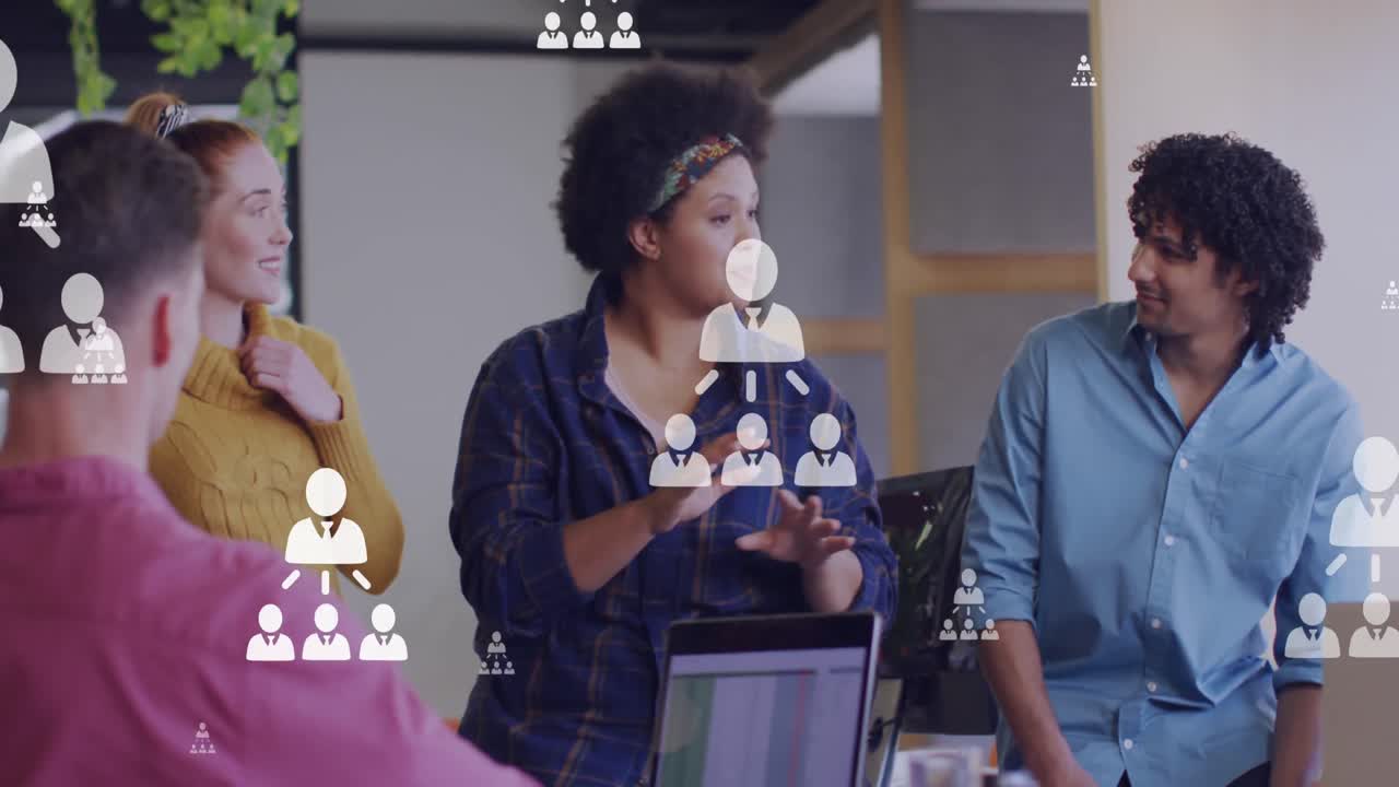 animación de iconos de red y procesamiento de datos en diversas personas de negocios.
