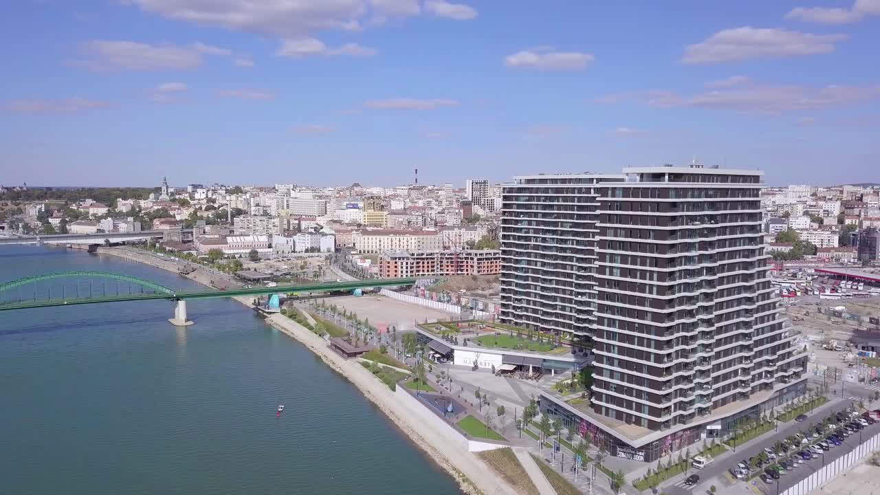 Fantástico plano aéreo orbital revelando o Belgrade Waterfront e o centro histórico da cidade na Sérvia.