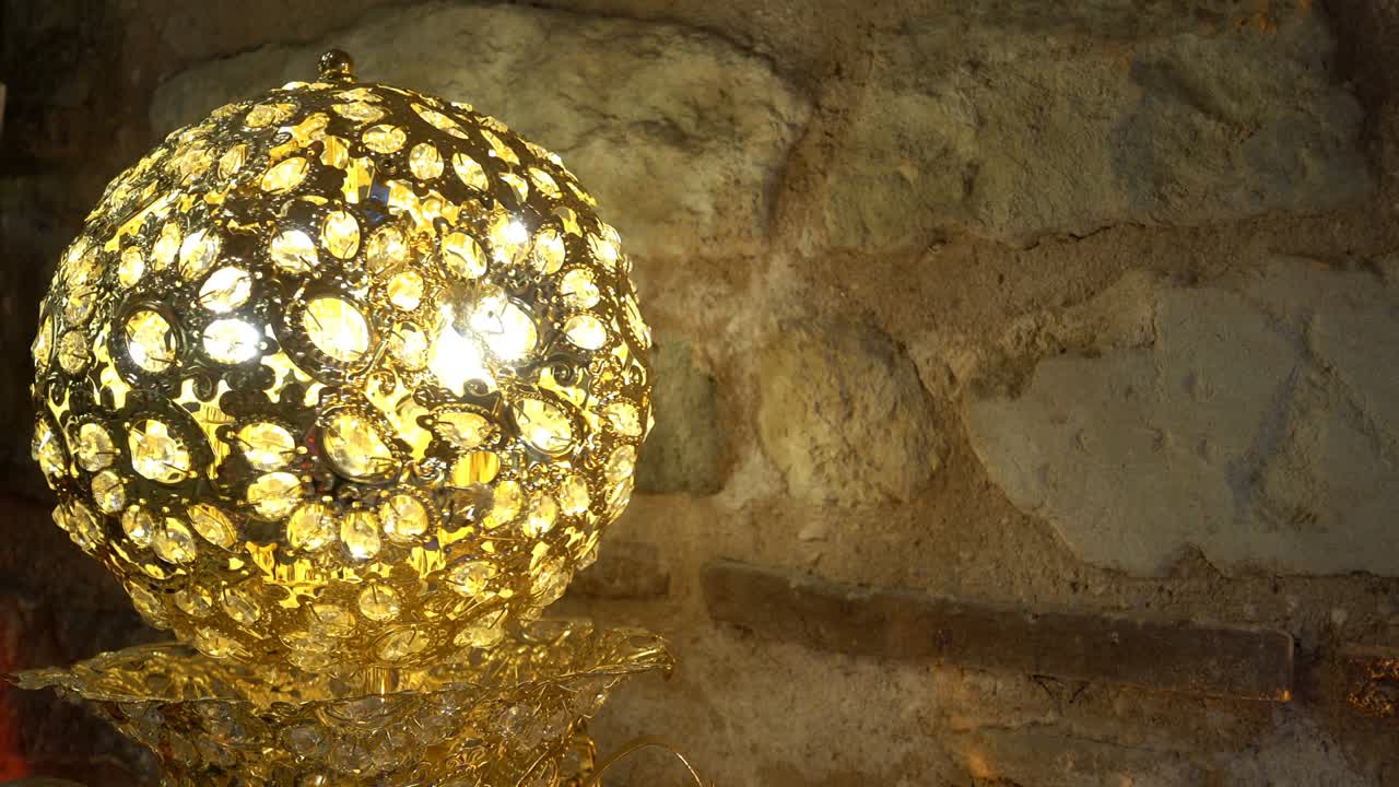 4k에서 패턴을 가진 회전하는 빛나는 디스코 공