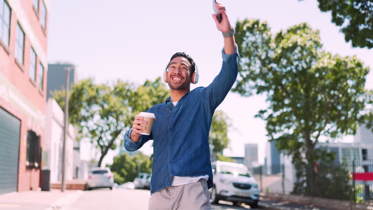 danza, musica telefonica e uomo che cammina in città urbana