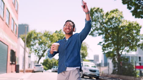 baile, música telefónica y hombre caminando en la ciudad urbana