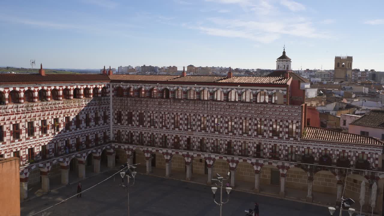Edifici rossi e bianchi di Plaza Alta a Badajoz, Spagna
