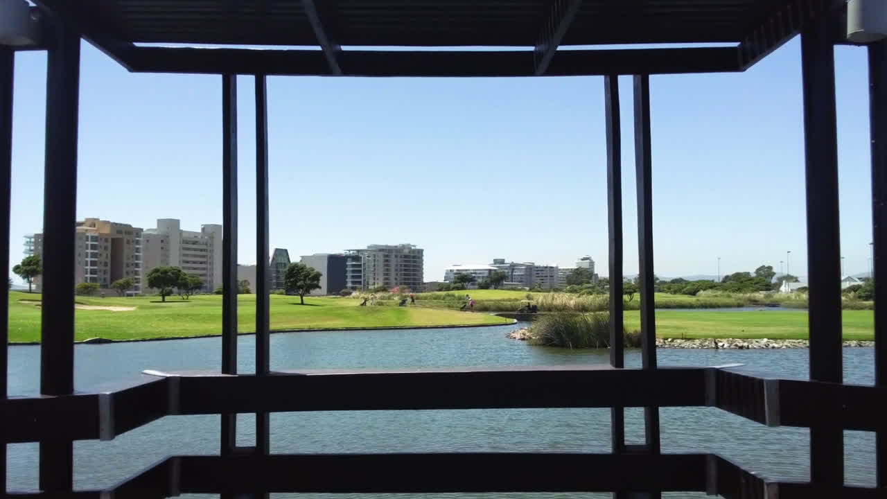 acceder a una terraza con vistas a un estanque