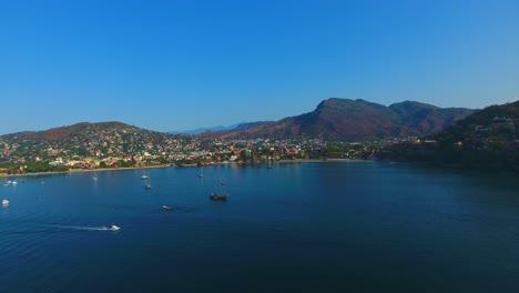 Flug-über-Eine-Bucht-Voller-Segelyachten-Und-Boote,-Die-Im-Ruhigen-Wasser-Vor-Der-Küste-Von-Zihuatanejo,-Mexiko,-Verankert-Sind