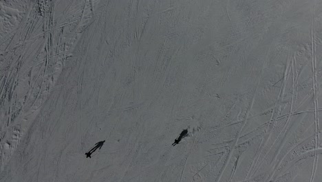 una fotografía de un avión no tripulado de esquiadores bajando una montaña en los alpes franceses.