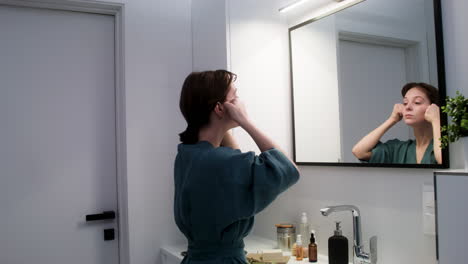 mujer en el baño