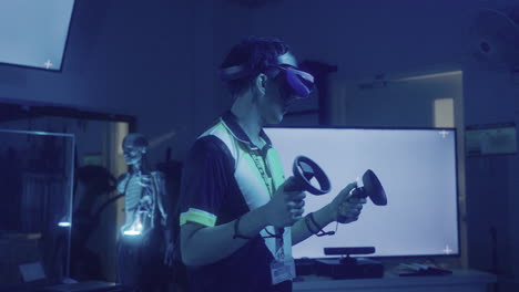 Mann-Erkundet-Die-Metaverse-Welt-Mit-Virtual-Reality-Headset-Und-Controllern