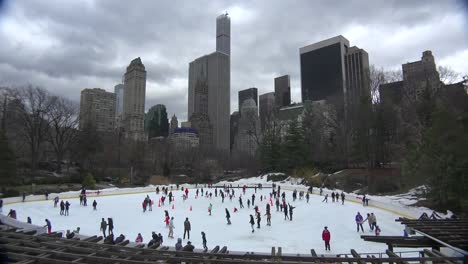 Erstaunliche-Tie-Lapse-Aufnahme-Von-Eisläufern-Im-Central-Park-New-York-City,-Die-Sich-Mit-Normaler-Geschwindigkeit-Bewegen,-Während-Sich-Der-Himmel-Im-Zeitraffer-Bewegt