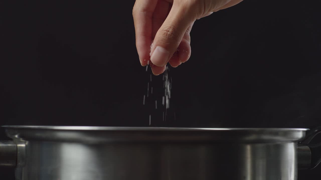 Tilføje salt til en gryde