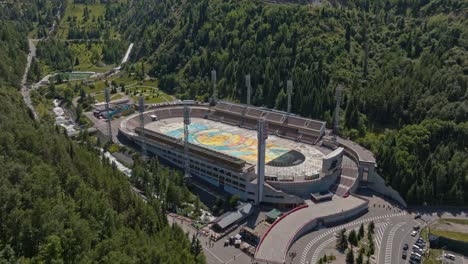 Vista-Aérea-Por-Drones-Del-Complejo-Deportivo-Alpino-Medeu-Cerca-De-Almaty,-Kazajstán,-Asia-Central