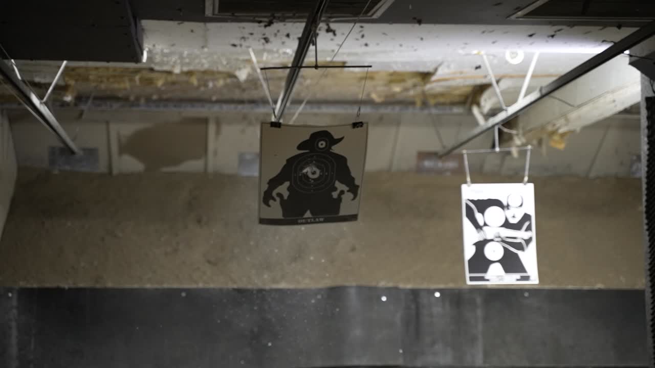 총알이 발사되고 앞으로 추진되어 사격장에서 중간에 있는 표적에 부히는 클립