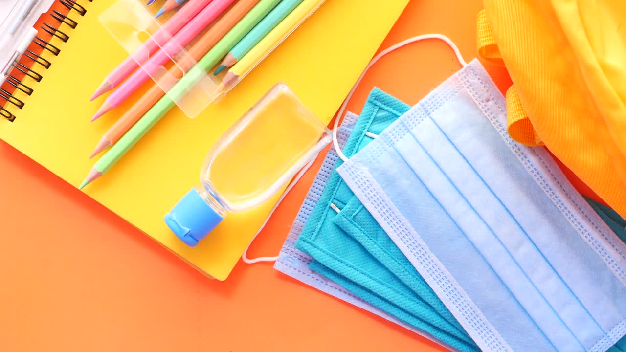 학교 용품과 얼굴 마스크와 손 소독제를 가지고 학교로 돌아갑니다.