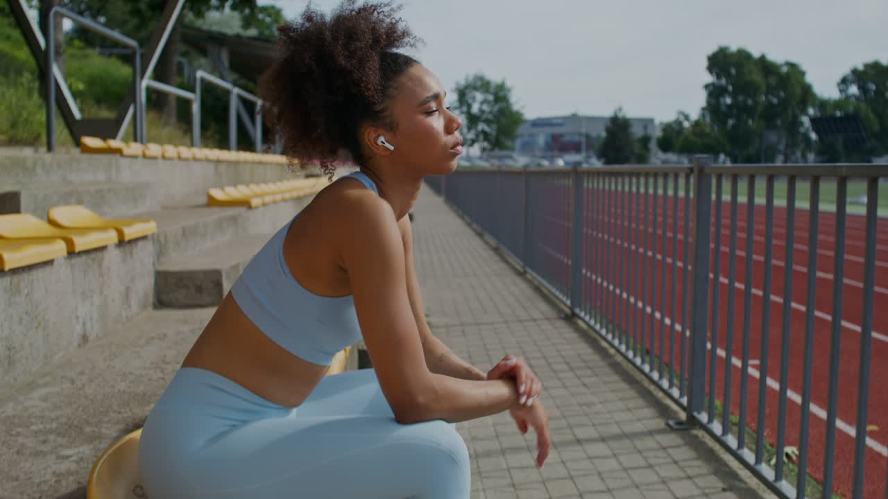 atleta descansando no estádio