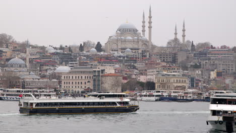 Famosa-Vista-A-La-Mezquita-Süleymaniye-En-Estambul-Durante-Una-Mañana-Nublada